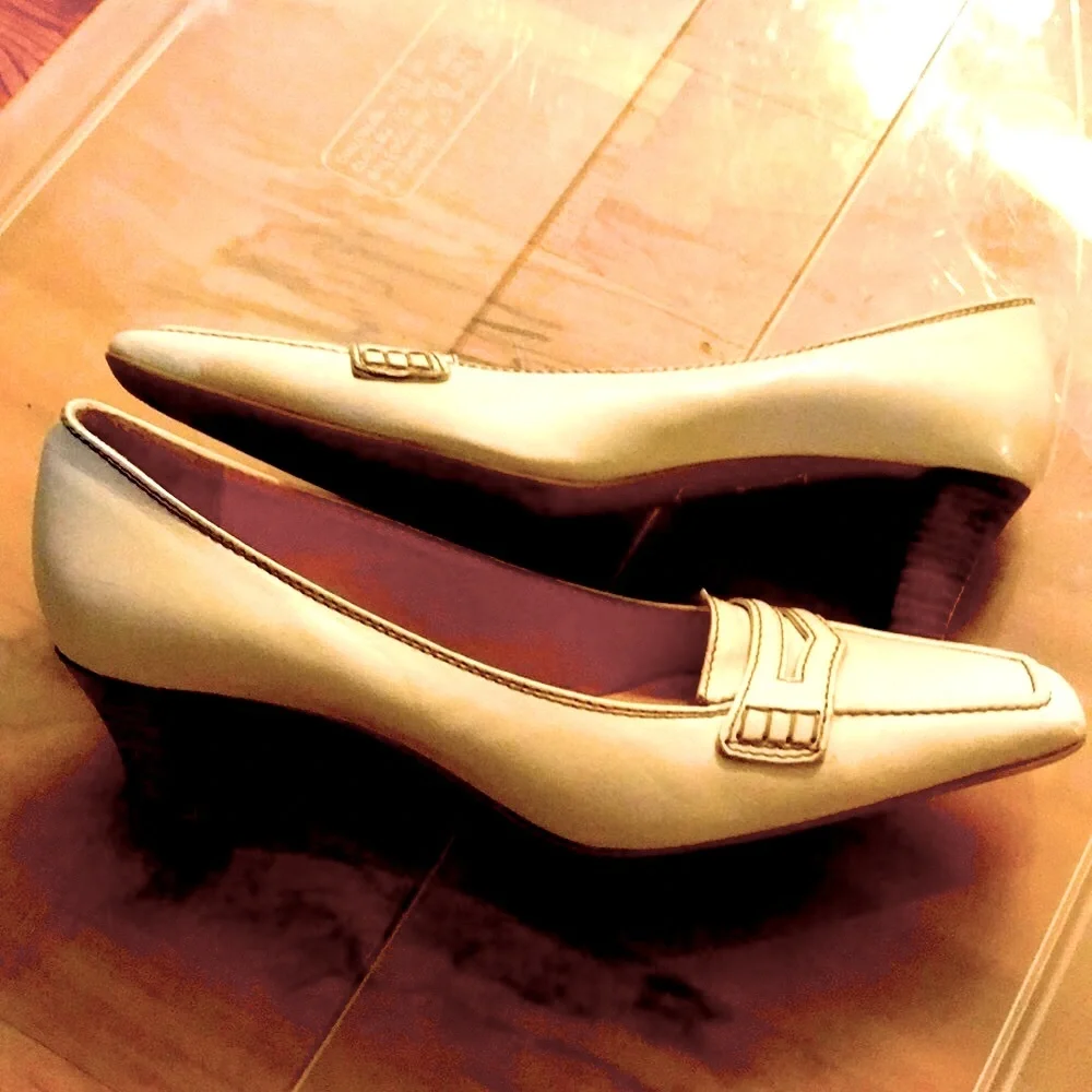 Denkstein premium leather ivory stitched toe stacked wood heels shoes women EUC